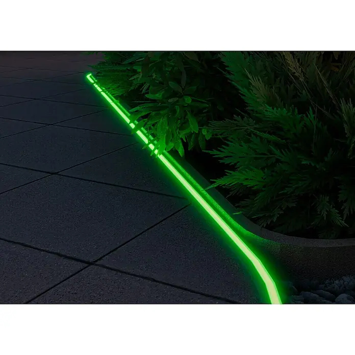 Starlux LED-Lichtschlauch - 5 m, 6 W, RGB - Der Gartenweg ist mit grünen LED-Streifen beleuchtet und sorgt für eine stimmungsvolle Atmosphäre.
