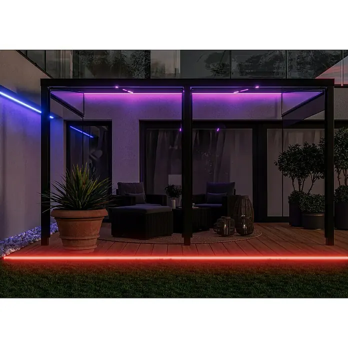 Starlux LED-Band Outdoor - Länge: 5 m, Lichtfarbe: RGB, 22 W - Terrassen-Szene mit LED-Beleuchtung in Rot, Blau und Violett.
