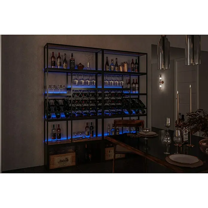 Tween Light LED-Band - Länge: 5 m, Lichtfarbe: RGB, 24 W - Elegantes Weinregal mit blauer LED-Beleuchtung. Das Regal bietet Platz für Weinflaschen und Gläser und ist ein echter Hingucker im Raum.