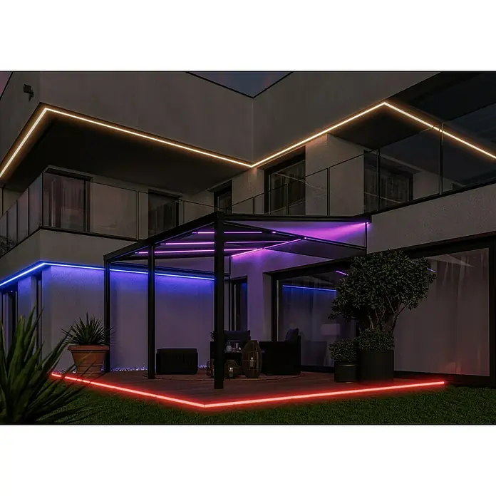 Starlux LED-Band Outdoor - Länge: 5 m, Lichtfarbe: RGB, 22 W - Außenaufnahme eines modernen Hauses mit LED-Beleuchtung in verschiedenen Farben, die eine stilvolle Atmosphäre erzeugt.