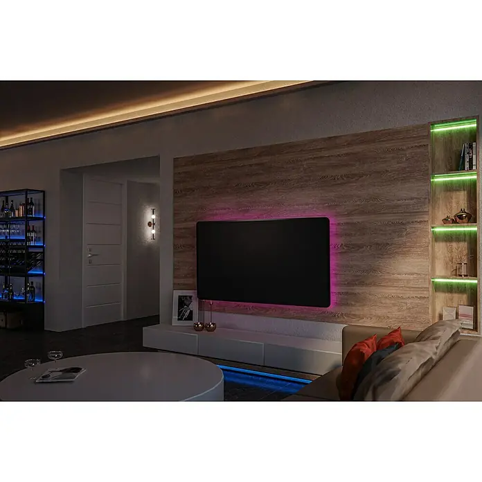 Tween Light LED-Band - Länge: 5 m, Lichtfarbe: RGB, 24 W - Ein modernes Wohnzimmer mit einem grossen Fernseher und eingebauten Regalen mit LED-Beleuchtung schafft eine stilvolle Atmosphäre.