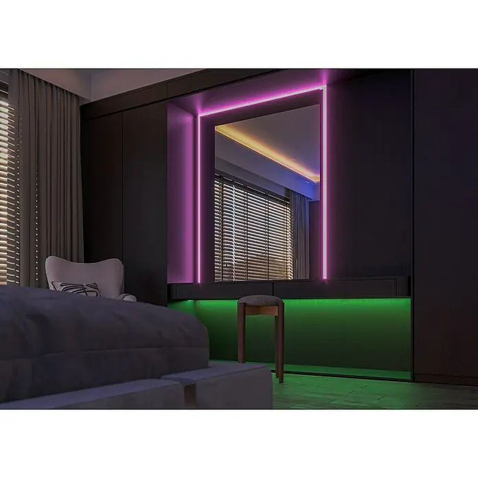 Tween Light LED-Band - Länge: 5 m, Lichtfarbe: RGB, 24 W - Elegantes Schlafzimmer-Interieur mit einem beleuchteten Schminktisch und Spiegel, umgeben von einem dunklen Holzschrank und stimmungsvoller Beleuchtung.
