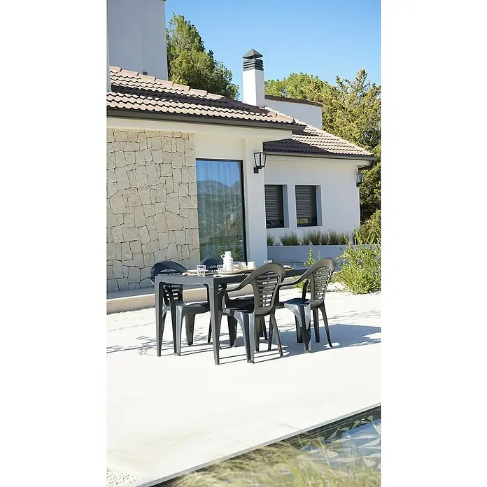 Silla de jardín Menorca - 58,5 x 54 x 79 cm, Antracita, Polipropileno, Apilable - Mesa de jardín negra con sillas en un patio. Ideal para comidas al aire libre y horas de relax en el jardín.