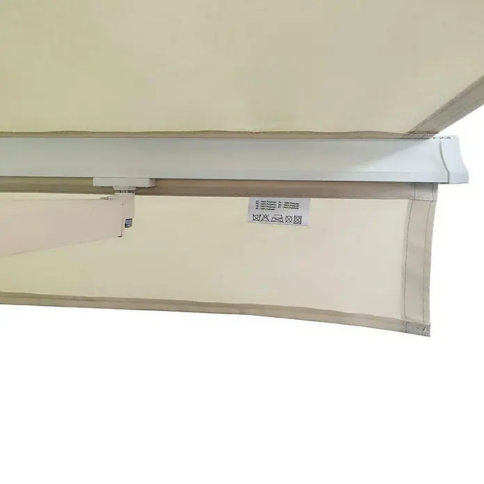 Toldo de brazos extensibles Living - Blanco, Ancho: 3 m, Caída: 2 m - Primer plano de un toldo beige con marco blanco, que ofrece sombra y protección solar para exteriores.\n