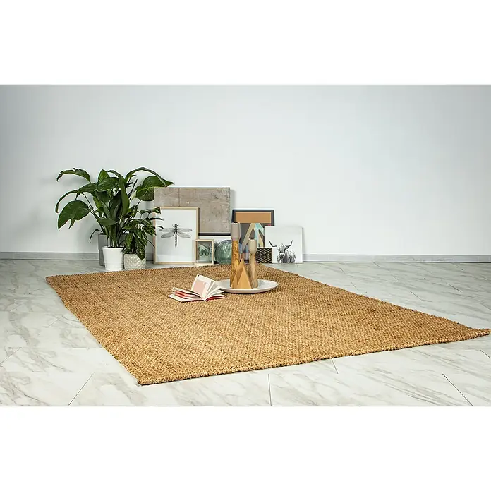Juteteppich Nature 502 - Naturbraun, 150 x 80 cm, 100 % Jute - Ein rechteckiger Teppich aus natürlichem Jutematerial liegt auf einem Marmorboden und schafft eine warme, einladende Atmosphäre.