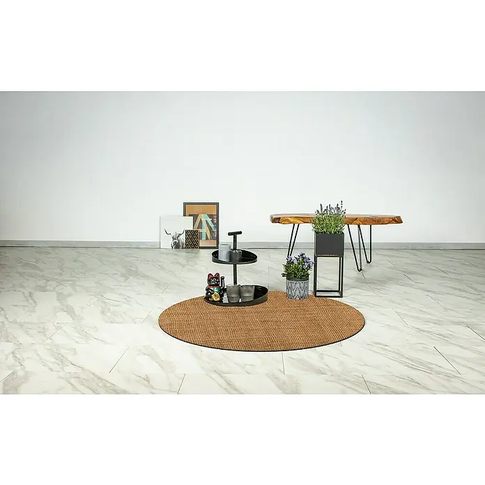 Juteteppich Nature 502 - Naturbraun, Durchmesser: 100 cm, 100 % Jute - Ein stilvolles Wohnzimmer mit einem Couchtisch aus Holz, einem Beistelltisch und einem runden Teppich auf einem Marmorboden.