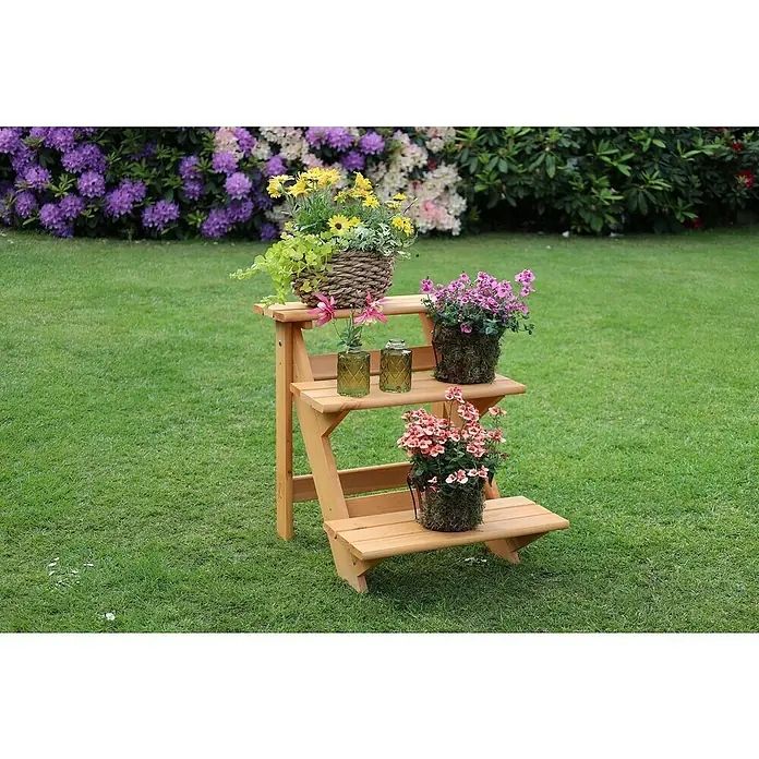 Promadino Blumentreppe - 60 x 50 x 56 cm, Kiefer, Braun - Eine dreistufige Holzpflanzentreppe mit verschiedenen Blumen und Pflanzen auf einer grünen Rasenfläche im Garten.