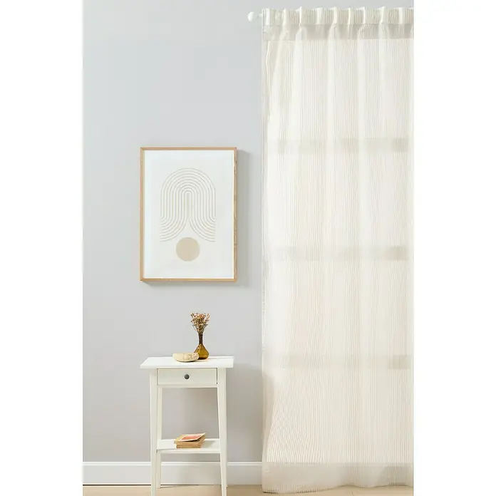 Visillo para ventana Raya Siena - An x Al: 140 x 260 cm, 100% poliéster, Lino - Una elegante cortina blanca combinada con una mesita de noche con arte decorativa, ideal para dormitorios modernos.