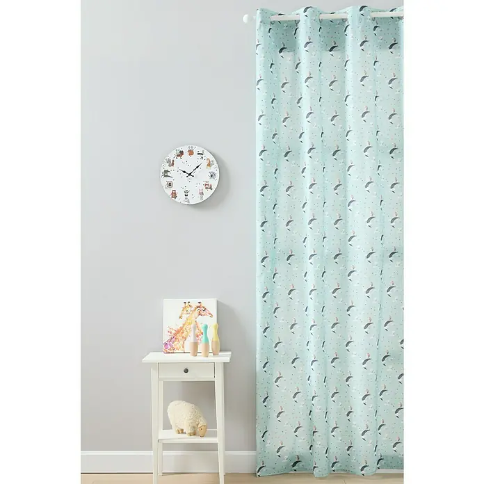 Cortina con ollaos Erizo - An x Al: 140 x 260 cm, Azul, Poliéster - Una escena de guardería lúdica con una cortina color menta con motivos de ballenas y pájaros, un reloj colorido y una mesa pequeña con decoración.