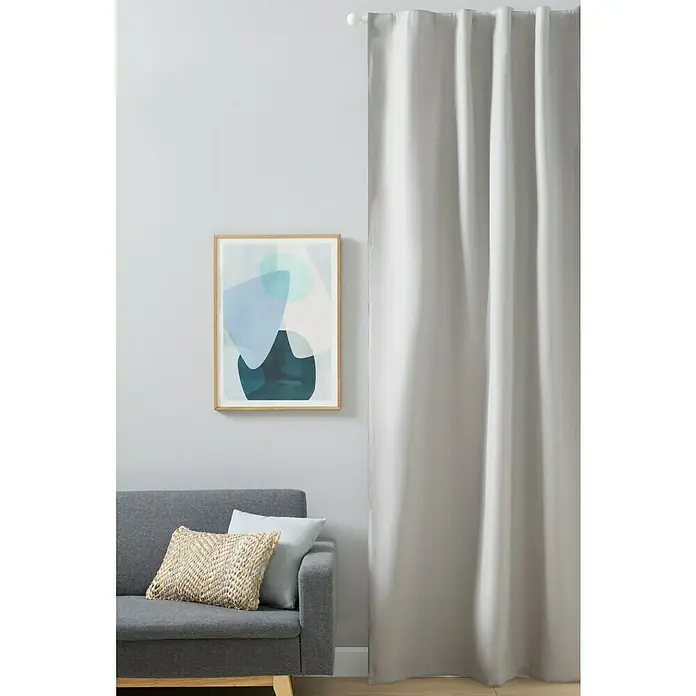 Cortina opaca Termorreguladora - An x Al: 140 x 300 cm, 100% poliéster, Gris - Una cortina gris claro cuelga elegantemente junto a un sofá gris y una obra de arte enmarcada en la pared, dando un toque moderno a la habitación.