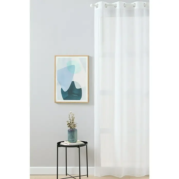 Cortina con ollaos Venecia - An x Al: 140 x 260 cm, Blanco, Materiales naturales - Un interior elegante con un cuadro abstracto enmarcado, una mesa auxiliar con decoración y elegantes cortinas blancas traslúcidas.
