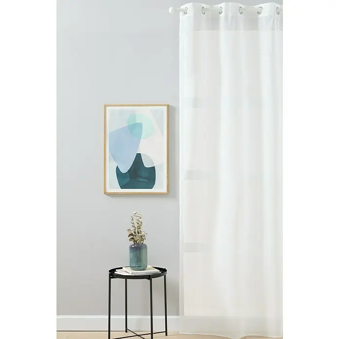 Visillo para ventana Rin - An x Al: 140 x 260 cm, 100% poliéster, Blanco - Un panel de cortina blanco cuelga junto a una obra de arte moderna y una mesa auxiliar con decoración.