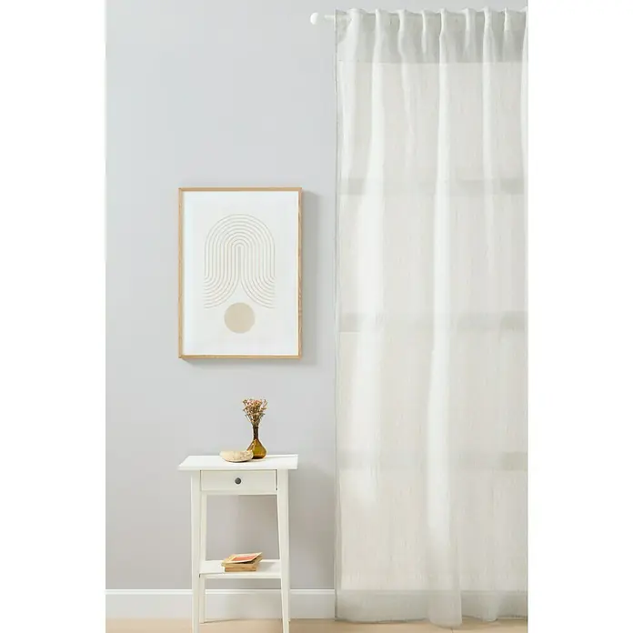 Visillo para ventana Finland - An x Al: 140 x 260 cm, 100% poliéster, Gris - Una foto vertical muestra una cortina de voile blanca que cuelga de una barra, permitiendo que la luz suave se filtre, creando un ambiente aireado.