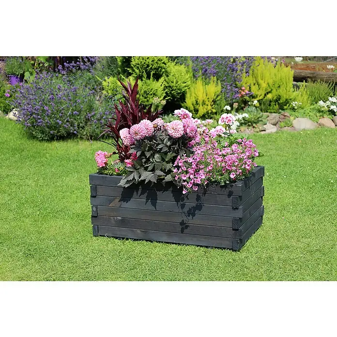 Promadino Pflanzkasten Lucca - Außenmaß (L x B x H): 69 x 39 x 29,5 cm, Holz, Anthrazit - Nahaufnahme eines rechteckigen, hölzernen Pflanzgefäßes mit rosa und roten Blumen in einem üppigen Garten.