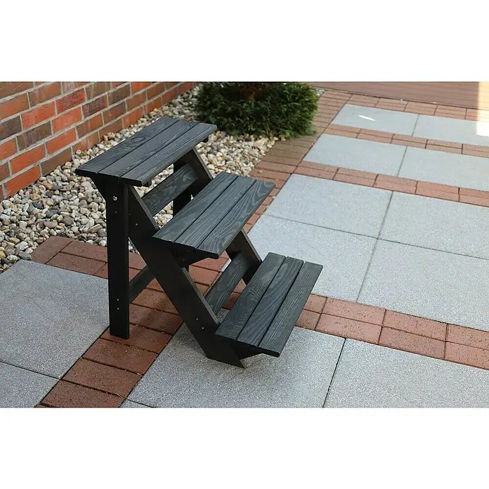 Promadino Blumentreppe - 60 x 50 x 56 cm, Kiefer, Anthrazit - Eine dreistufige, graue Gartenbank aus Holz steht auf einer Terrasse, ideal um Pflanzen stilvoll zu präsentieren.