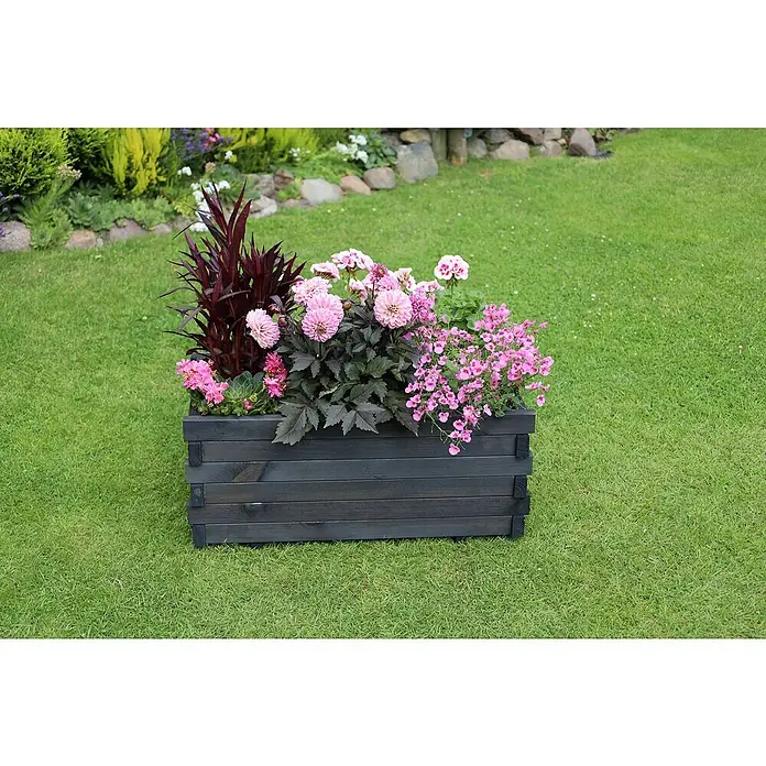 Promadino Pflanzkasten Lucca - Außenmaß (L x B x H): 69 x 39 x 29,5 cm, Holz, Anthrazit - Eine Nahaufnahme eines grauen Pflanzkastens mit rosa und violetten Blumen auf einem grünen Rasen.