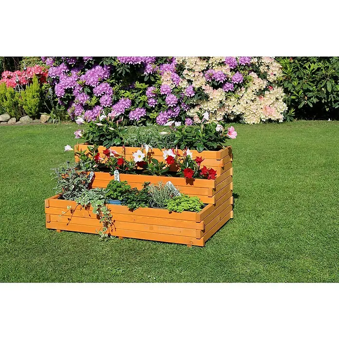 Promadino Pflanzkasten Volterra - Braun, Holz - Eine dreistufige Holzpflanzentreppe mit blühenden Pflanzen auf einem grünen Rasen vor einem blühenden Garten.