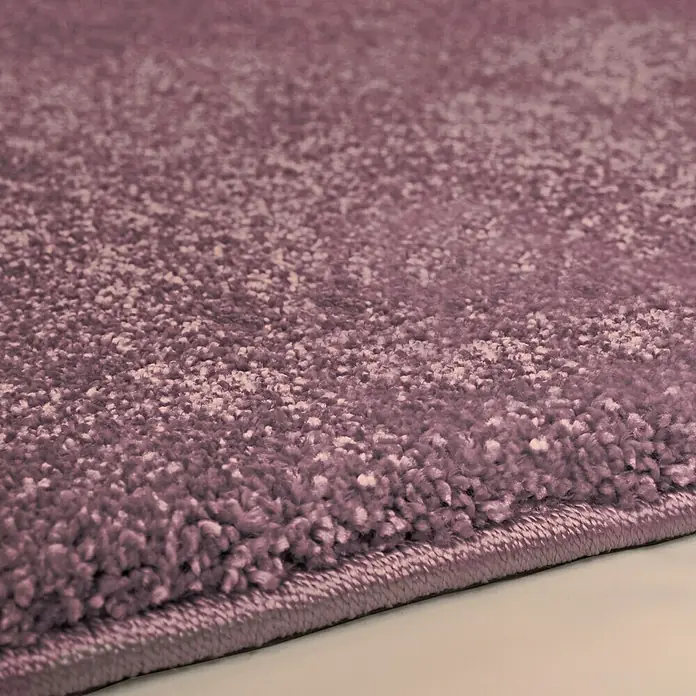 Kurzflorteppich Softtouch - Pastell-Lila, 150 x 80 cm, 100 % Polypropylen (Flor) - Nahaufnahme eines lavendelfarbenen Shaggy-Teppichs mit detaillierter Textur und weicher Haptik. Ideal für Wohnzimmer und Schlafzimmer.
