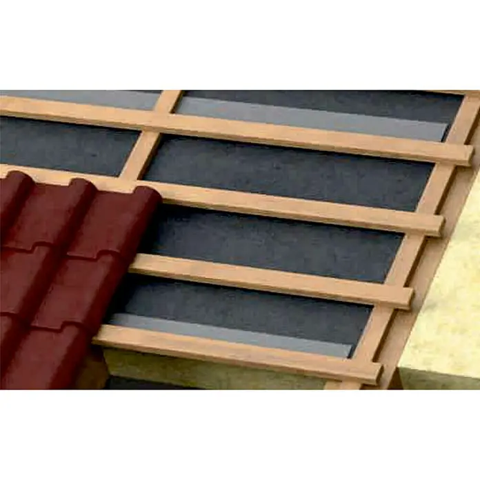Probau Klebeband Vliestape - 25 m x 60 mm - Nahaufnahme von Dachziegeln, die auf einer Holzkonstruktion mit Isolierung befestigt sind.