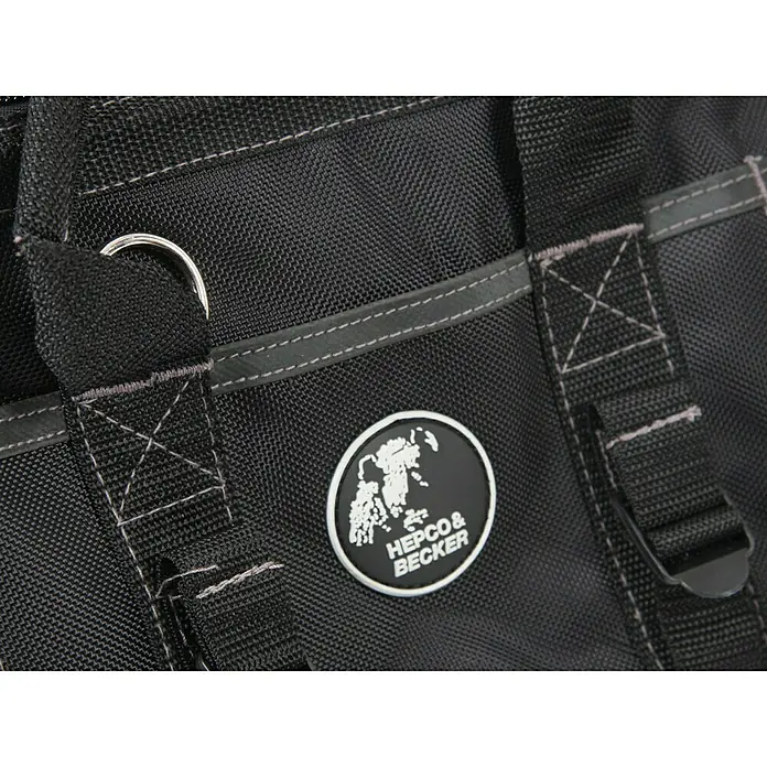 Hepco & Becker Werkzeugtasche Polytex 5854 - L x B x H: 195 x 340 x 260 mm, Polyester - Detailaufnahme einer schwarzen Hepco & Becker Tasche, die robuste Qualität und durchdachte Details zeigt.
