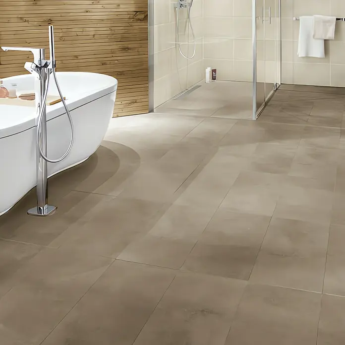 Art-Tec by Palazzo Feinsteinzeugfliese - 80 x 80 cm, Taupe, Glänzend - Ein Badezimmer mit einer freistehenden Badewanne, einem modernen Wasserhahn und einer begehbaren Dusche mit Glasabtrennung.