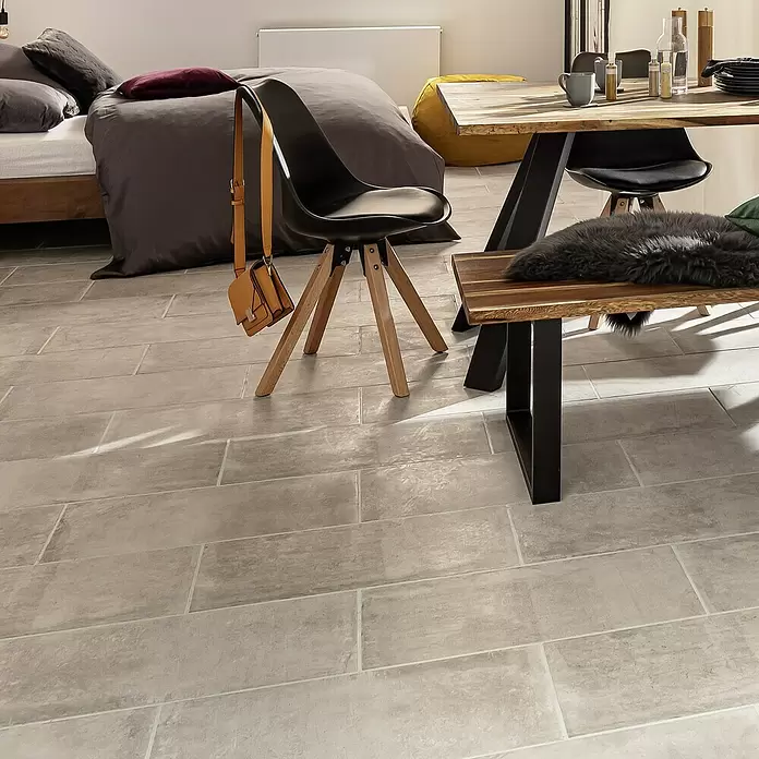 Feinsteinzeugfliese Urban Beton - 30 x 60,4 cm, Grau, Matt - Helle graue rechteckige Bodenfliesen in einem modernen Wohnraum.