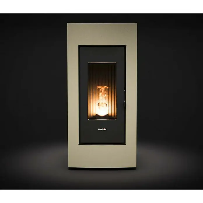 FreePoint Estufa de pellets Go - 10,5 kW, Volumen de calefacción: 84 m³ - 294 m³, Negro y bronce - Primer plano de una estufa de pellets FreePoint, que muestra su elegante diseño y el fuego encendido en su interior.