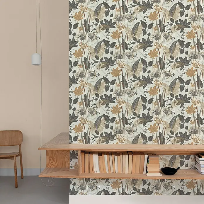 Papel pintado Hojas - Chocolate, 10 x 0,53 m - Interior acogedor con librería frente a pared con elegante estampado botánico y lámpara colgante minimalista.