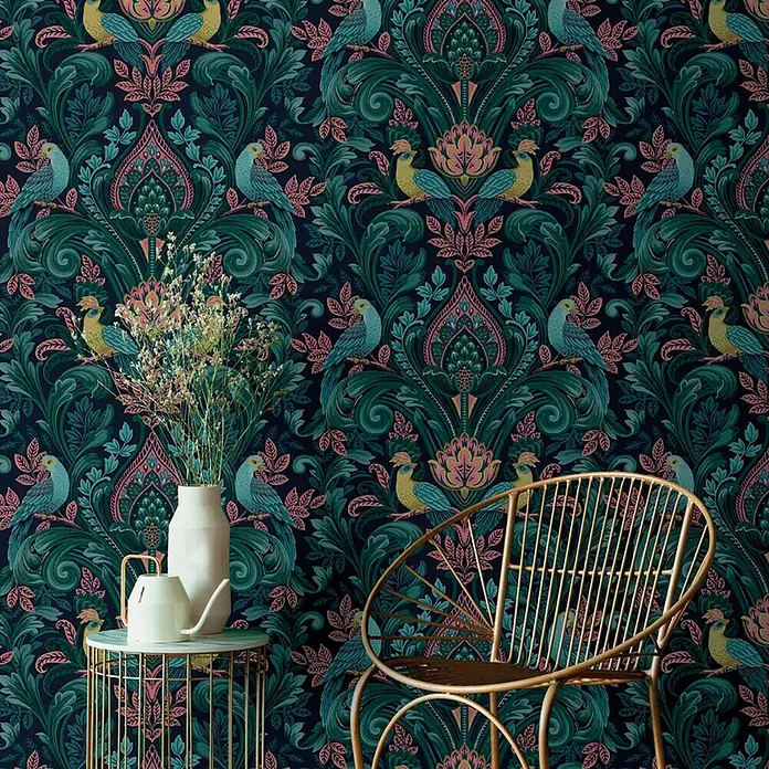 Papel pintado Moderno - Azul, 10 x 0,53 m - Un interior decorativo con una silla dorada y una elegante mesa auxiliar frente a un papel tapiz adornado con motivos de aves.