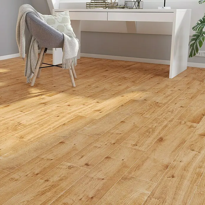 Harmonie by Palazzo Feinsteinzeugfliese - 15 x 90 cm, Fichte, Matt - Helle Holzoptik-Fliesen zieren den Boden, ergänzt durch einen Stuhl und einen Schreibtisch, die eine warme und einladende Atmosphäre schaffen.