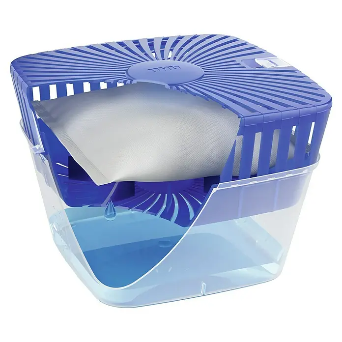 UHU Luftentfeuchter Originalpack - 450 g - Eine Nahaufnahme eines Luftentfeuchters mit einer blauen Abdeckung und einer durchsichtigen Schale, die das aufgefangene Wasser zeigt.