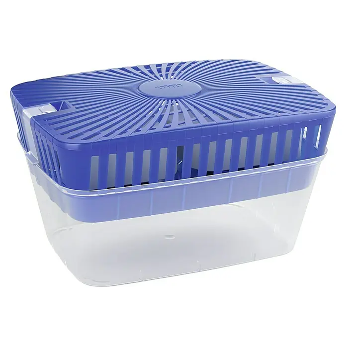 UHU Luftentfeuchter Originalpack - 1.000 g - Nahaufnahme eines Trotec Raumentfeuchters mit transparentem Behälter und blauem Gitterdeckel.
