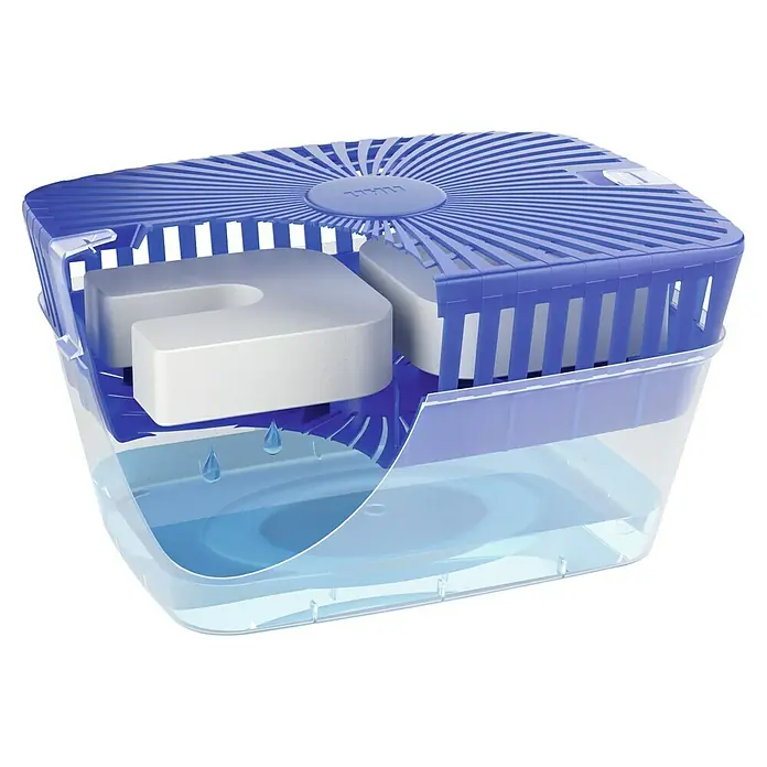 UHU Luftentfeuchter Magnet-Tab - 2 Stk. x 450 g - Ein Luftentfeuchter mit einer blauen Abdeckung und zwei weißen Blöcken im Inneren, die Feuchtigkeit aus der Luft ziehen, die sich unten im Behälter sammelt.