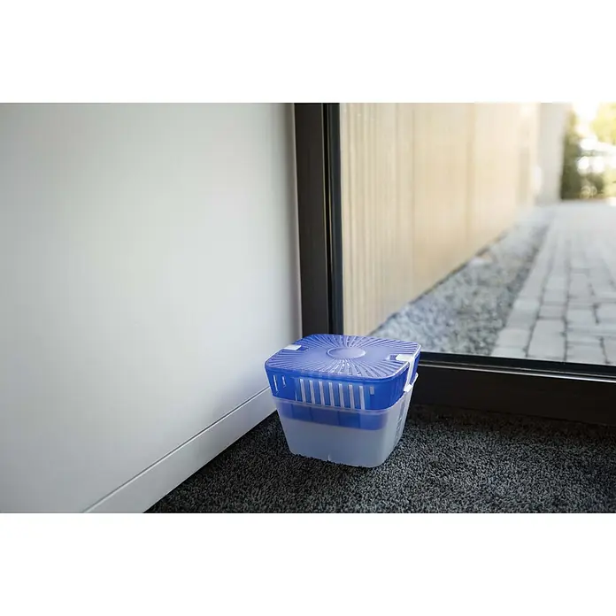 UHU Luftentfeuchter Magnet-Tab - 1 Stk. x 450 g - Nahaufnahme eines Luftentfeuchters in einem Haus, der für ein angenehmes Raumklima sorgt.