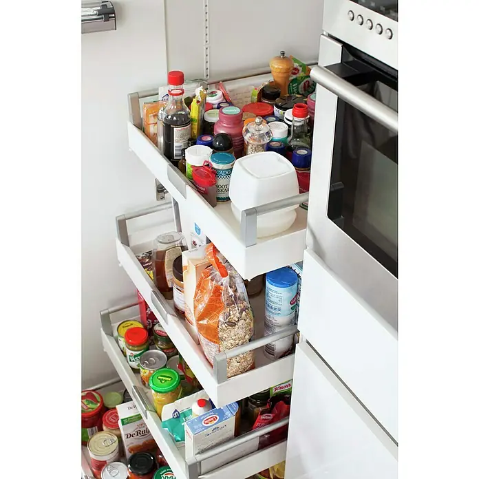UHU Luftentfeuchter Ambiance - Weiß, 100 g - Ein Blick in einen gut sortierten Küchenschrank mit Auszügen, gefüllt mit Lebensmitteln, Gewürzen und Vorräten, neben einem modernen Backofen.