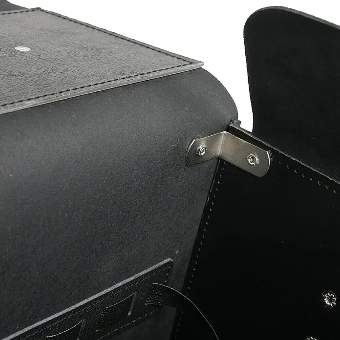 Hepco & Becker Werkzeugtasche Favorit 7199 - Innenmaß: B x T x H: 430 x 170 x 210 mm, Leder - Detailaufnahme einer schwarzen Leder Motorrad Satteltasche, die mit silbernen Metallecken verstärkt ist und robuste Qualität verspricht.