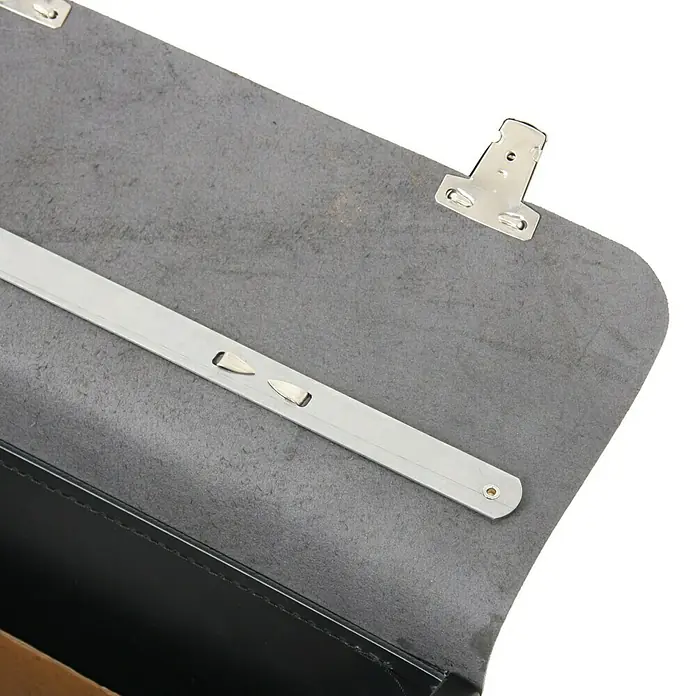Hepco & Becker Werkzeugtasche Favorit 7220 - Innenmaß: B x T x H: 355 x 115 x 175 mm, Leder - Die Innenseite einer Aktentasche aus Leder mit silberfarbenen Beschlägen und einem grauen Futter. Praktisch und stilvoll für den Büroalltag.