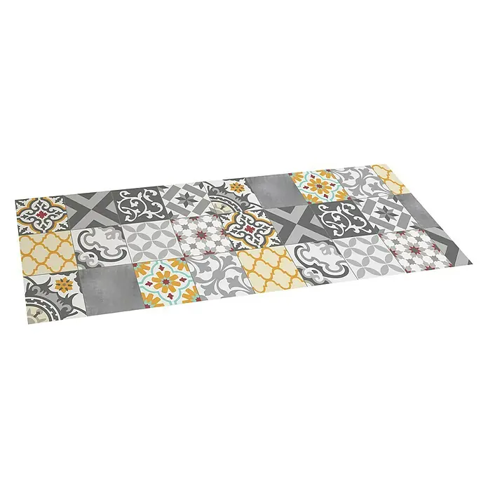 Alfombra de vinilo Croma Patch - Gris/Amarillo, 140 x 50 cm - Primer plano de un elegante pasillo con azulejos estampados y coloridos, ideal para realzar cualquier espacio.