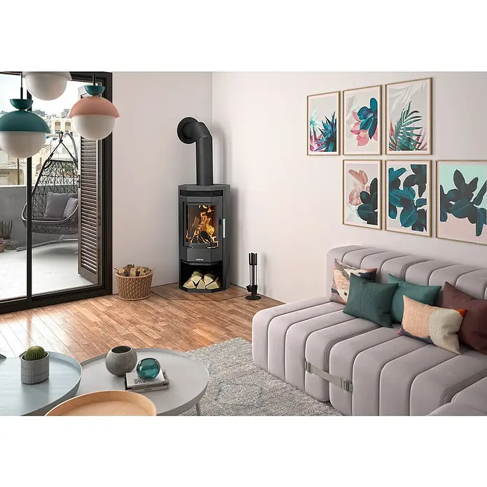 Justus Kaminofen Usedom 5 II - 5,5 kW, Raumheizvermögen: 88 m³, Material Verkleidung: Stahl, Schwarz - Ein modernes Wohnzimmer mit einem Justus Kaminofen, der Wärme und Stil verleiht. Der Ofen ist ein echter Blickfang im Raum.