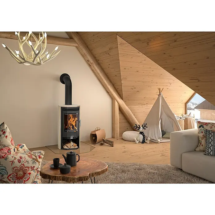 Justus Kaminofen Usedom 5 D - 5,5 kW, Raumheizvermögen: 88 m³, Material Verkleidung: Sandstein, Schwarz/Sandstein - Ein gemütliches Wohnzimmer mit einem modernen Kaminofen, der Wärme und Stil in den Raum bringt. Die Einrichtung ist einladend und entspannend.