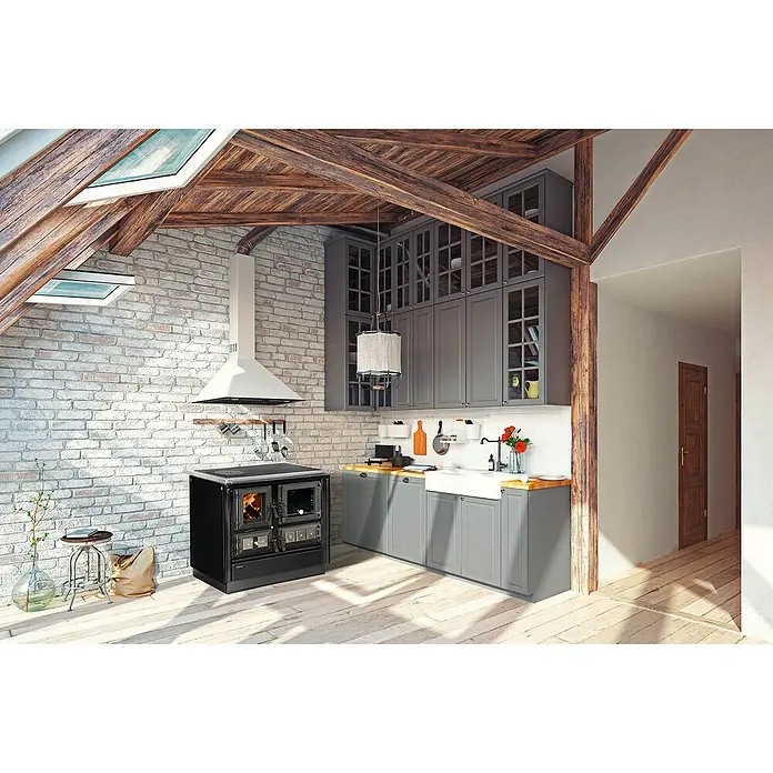 Justus Küchenherd Rustico-90 2.0 - 7 kW, Raumheizvermögen: 144 m³, Backofen rechts, Schwarz - Attraktive Küchenszene mit einem eleganten schwarzen Holzofen als zentralem Element, umgeben von stilvollen grauen Schränken und rustikalen Holzbalken.