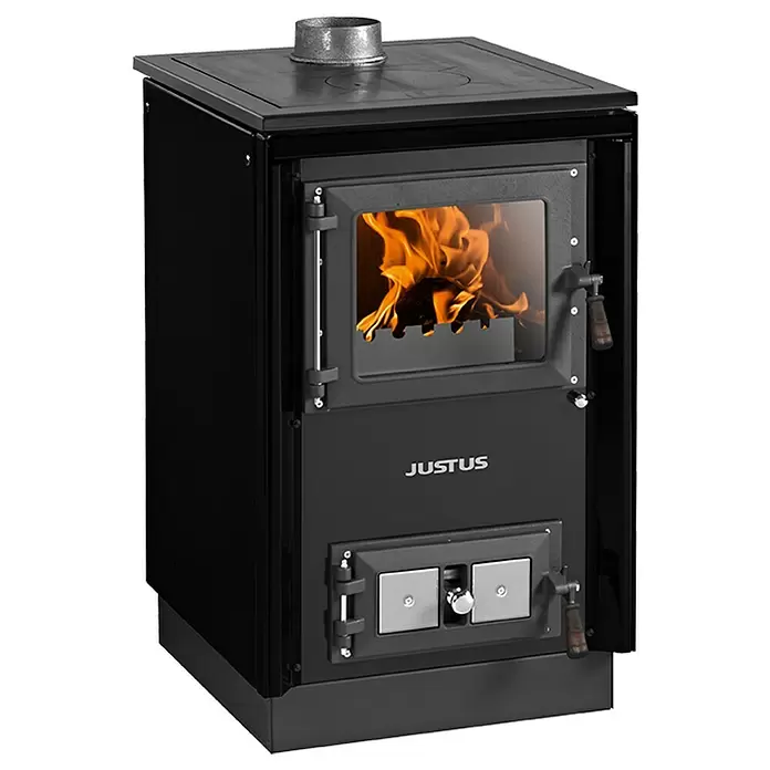 Justus Küchenherd Rustico-50 2.0 - 7 kW, Raumheizvermögen: 144 m³, Schwarz - Schwarzer Holzofen aus Metall mit Glastür, die ein brennendes Feuer zeigt.