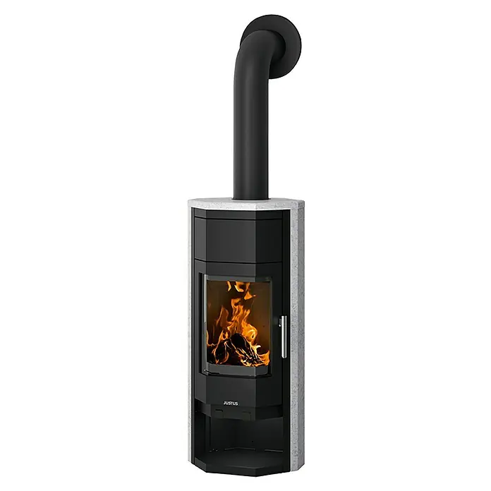 Justus Usedom 5 Kaminofen Usedom W+ 2.0 - 5,5 kW, Raumheizvermögen: 88 m³, Material Verkleidung: Speckstein, Schwarz/Speckstein - Ein Justus Kaminofen mit loderndem Feuer im Inneren und einem Rauchrohr, das nach oben führt, präsentiert ein behagliches Ambiente.
