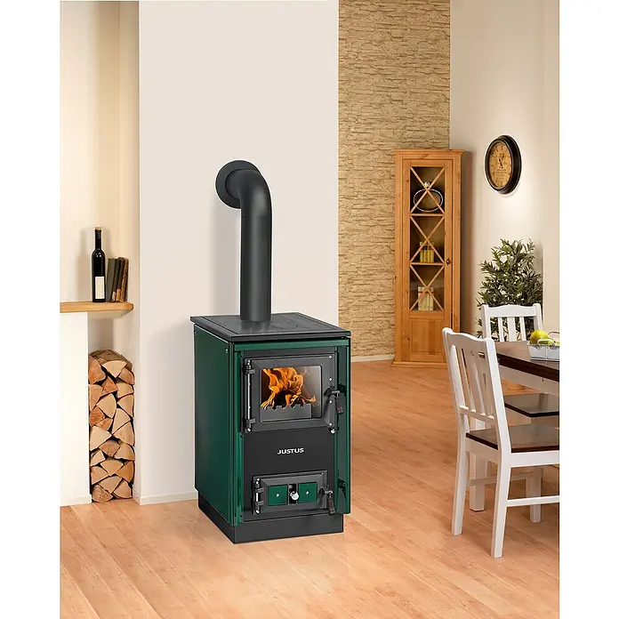 Justus Küchenherd Rustico-50 2.0 - 7 kW, Raumheizvermögen: 144 m³, Grün - Ein Justus Kaminofen in Grün und Schwarz mit einem lodernden Feuer im Inneren steht in einem gemütlichen Wohnzimmer.
