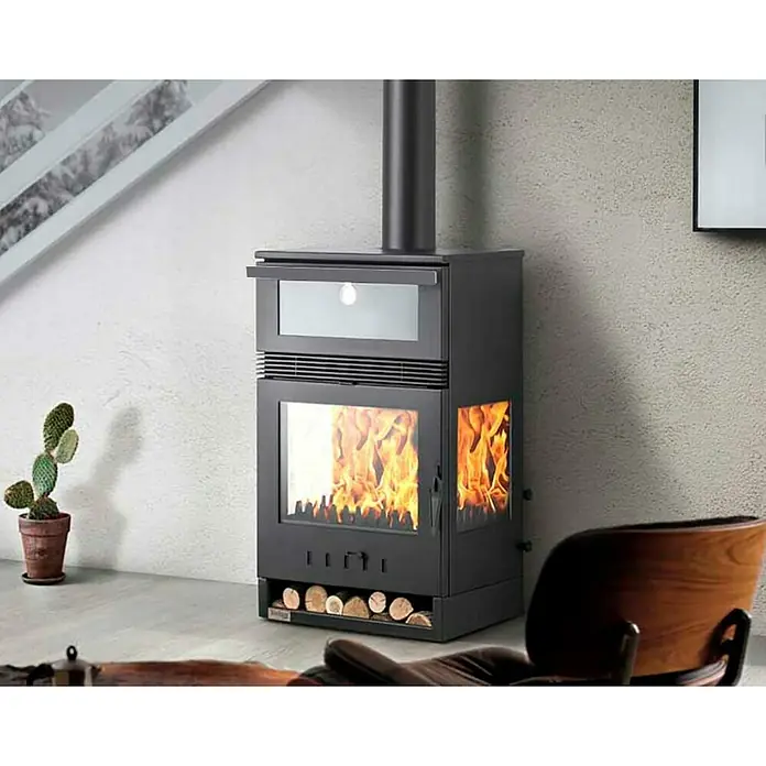 Teba Estufa de leña con horno TKS15 - 12,8 kW, Volumen de calefacción: 257 m³, Negro - Una estufa de leña moderna con un compartimento de almacenamiento que añade un toque acogedor a cualquier sala de estar. Perfecta para días fríos.