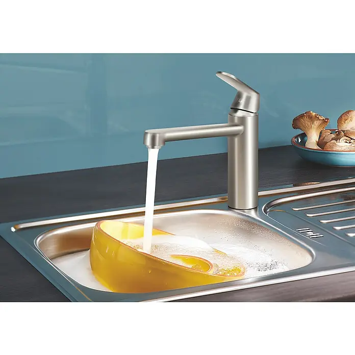 Grohe Eurosmart Cosmopolitan Spültischarmatur - Supersteel, Matt - Eine moderne Küchenarmatur aus Edelstahl mit laufendem Wasser in einer Spüle, in der sich eine gelbe Schüssel befindet.