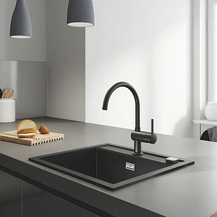Grohe Spültischarmatur Minta - C-Auslauf, Velvet Black, Matt, Schwenkbar - Eine moderne, schwarze Küchenspüle mit passender Armatur, die Funktionalität und elegantes Design in jeder Küche vereint.