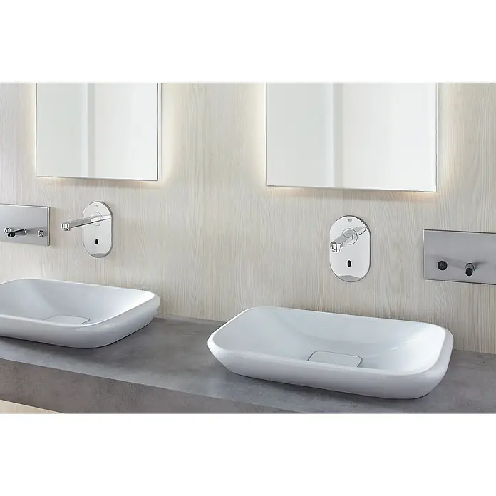 Grohe Euroeco Waschtischarmatur - Wandmontage, Chrom, Glänzend, Ausladung Armatur: 172 mm - Elegantes Badezimmer-Interieur mit zwei modernen Aufsatzwaschbecken, berührungslosen Armaturen und stilvollen, beleuchteten Spiegeln.