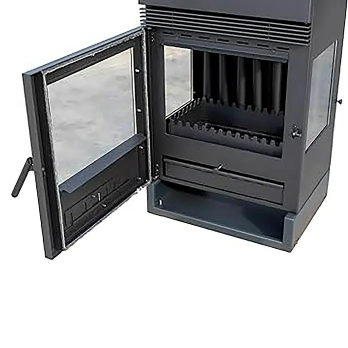Teba Estufa de leña con horno TKS15 - 12,8 kW, Volumen de calefacción: 257 m³, Negro - Primer plano de una estufa de leña negra con puerta de cristal abierta, que muestra los detalles de la cámara de fuego.