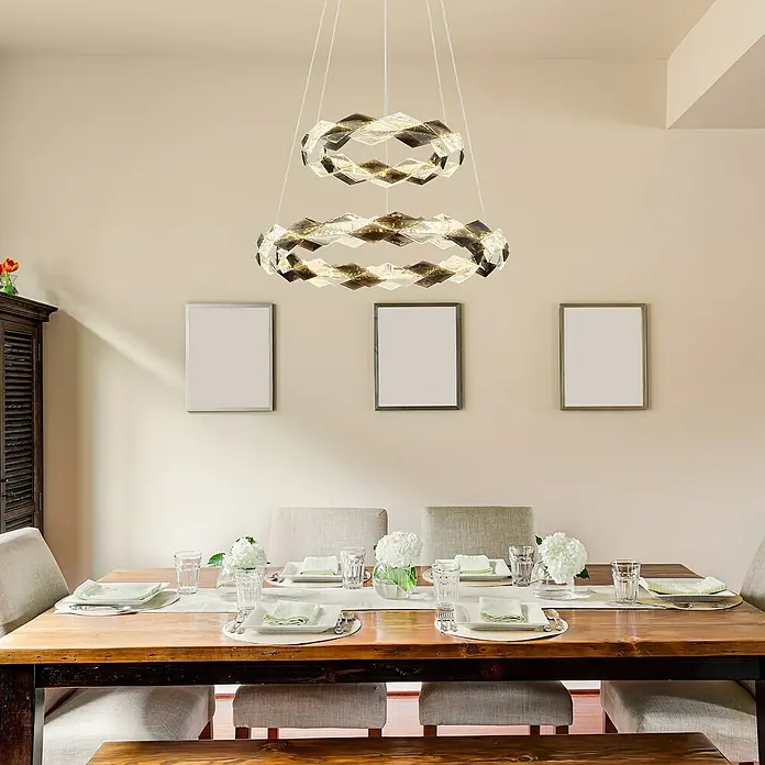 Globo Karilion LED-Pendelleuchte rund - 50 W, Ø x H: 55 x 130 cm, Rauch, Silber verchromt - Moderne LED-Doppelring-Hängeleuchte mit kristallverzierten Ringen, die über einem Esstisch in einem stilvollen Esszimmer hängt.